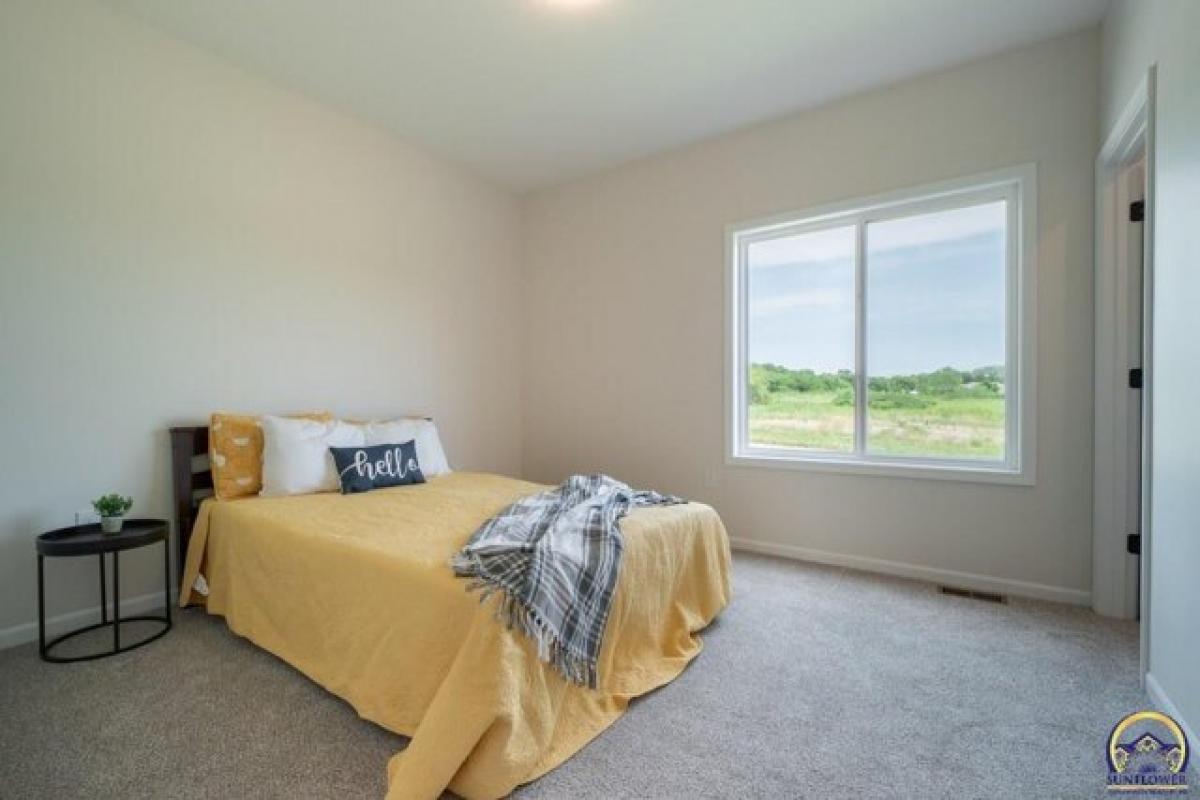 Picture of Home For Sale in Topeka, Kansas, United States