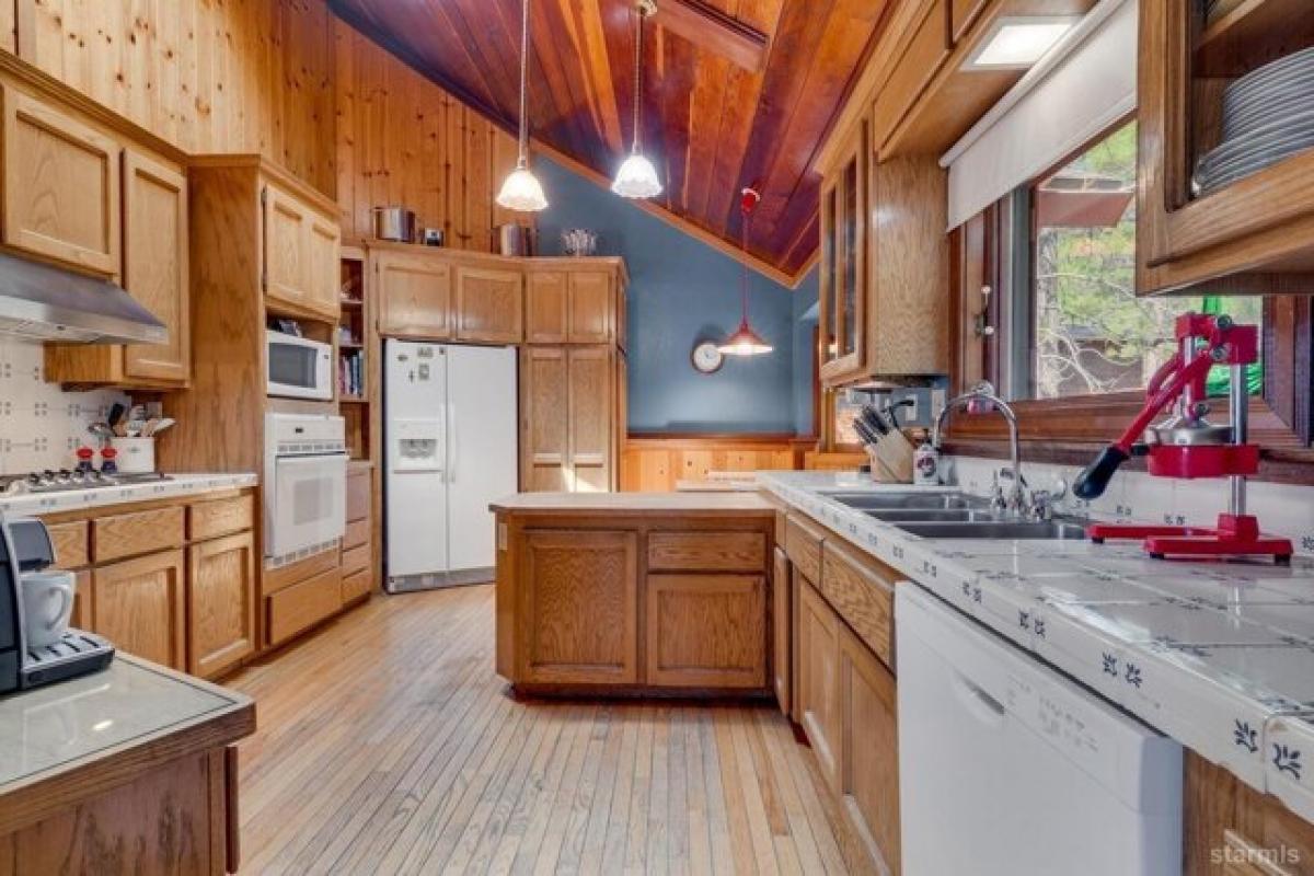 Picture of Home For Sale in South Lake Tahoe, California, United States