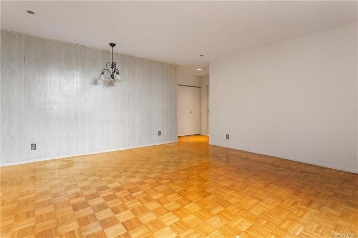 Picture of Home For Sale in Yonkers, New York, United States