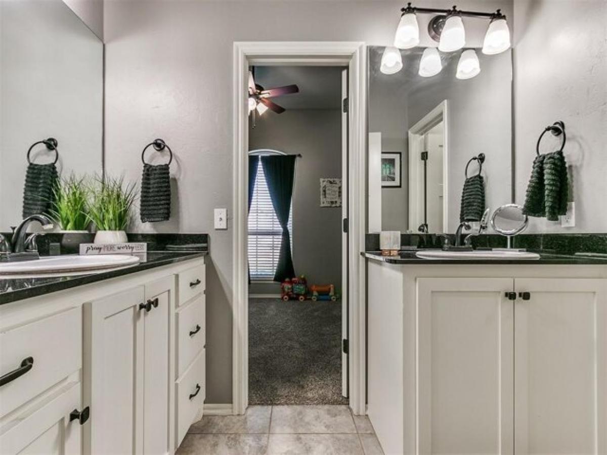 Picture of Home For Sale in Moore, Oklahoma, United States