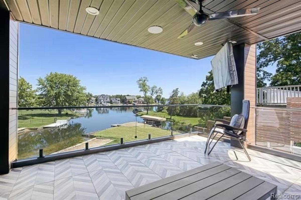 Picture of Home For Sale in Commerce Township, Michigan, United States