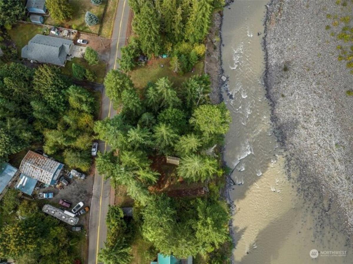 Picture of Residential Land For Sale in Castle Rock, Washington, United States