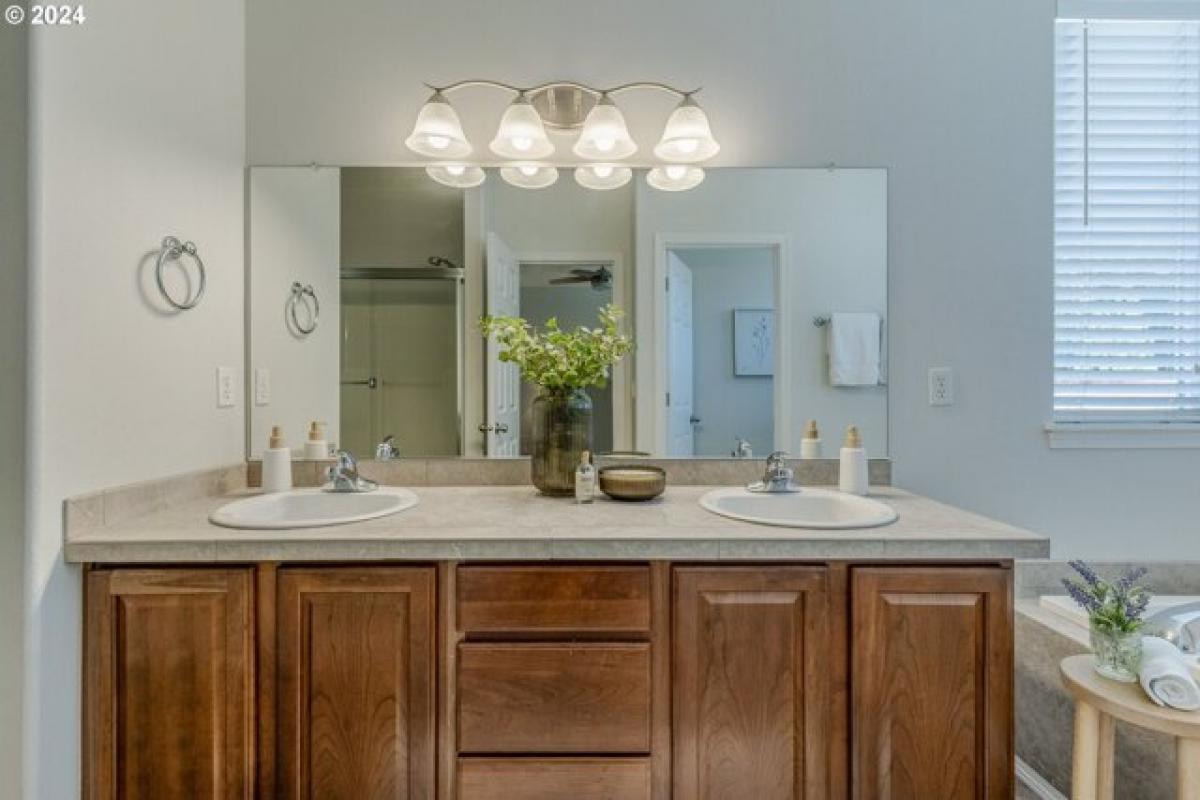 Picture of Home For Sale in Eugene, Oregon, United States