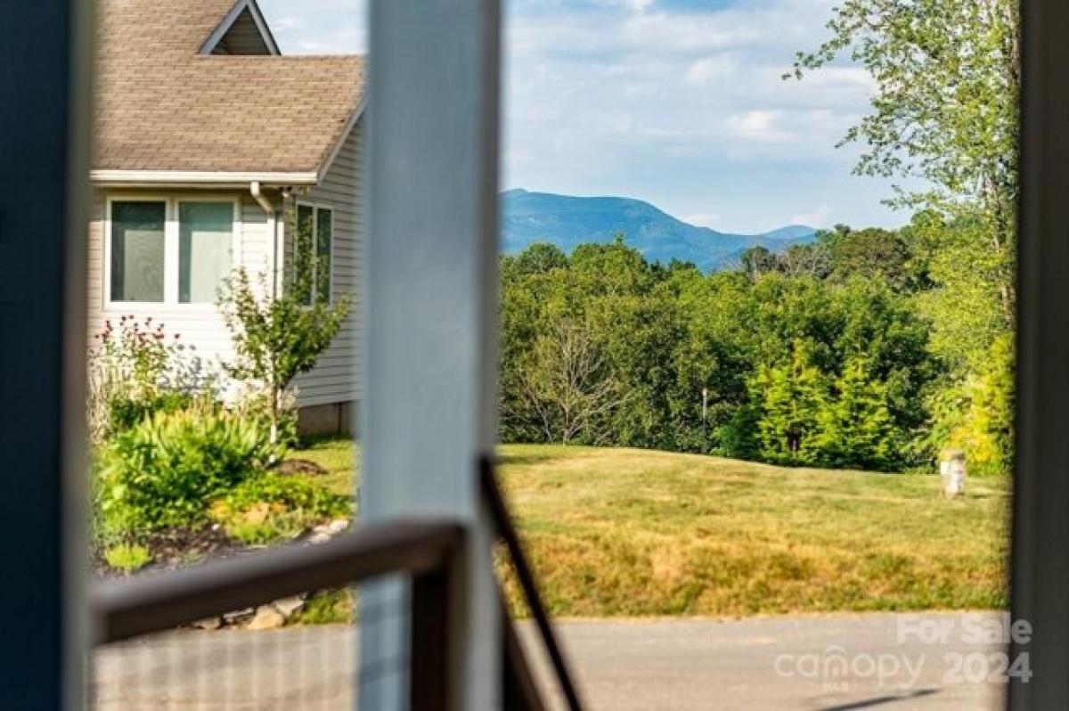 Picture of Home For Sale in Asheville, North Carolina, United States