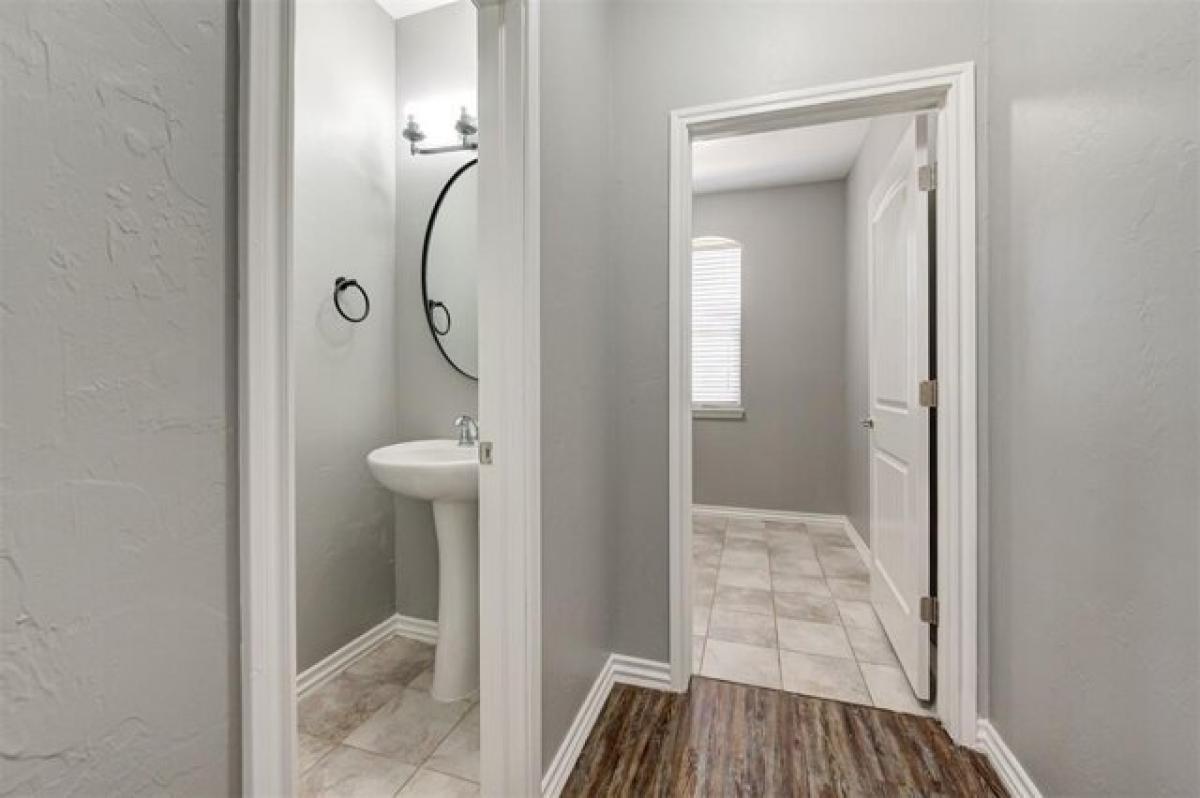 Picture of Home For Sale in Mustang, Oklahoma, United States