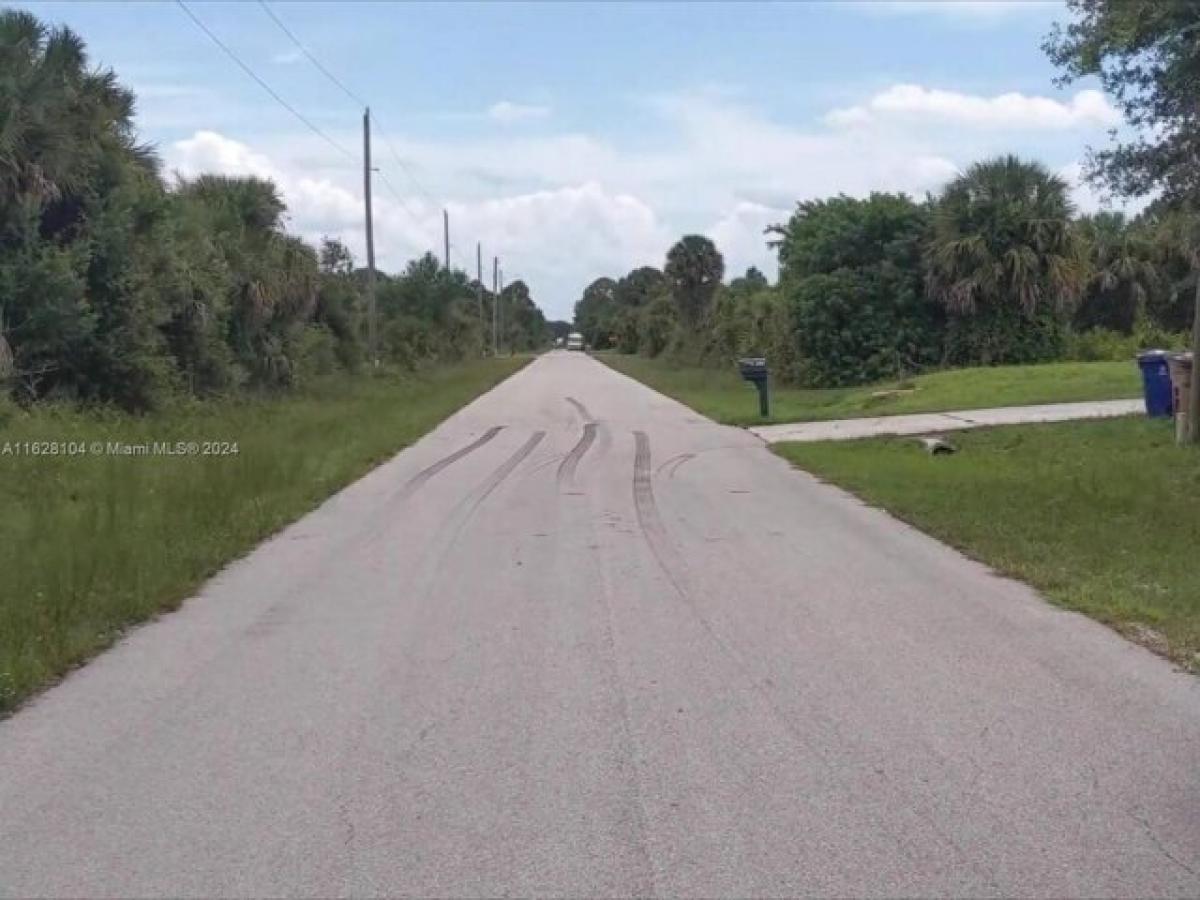 Picture of Residential Land For Sale in Lehigh Acres, Florida, United States