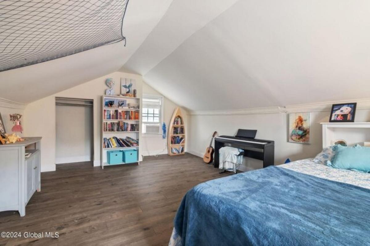 Picture of Home For Sale in Saratoga Springs, New York, United States