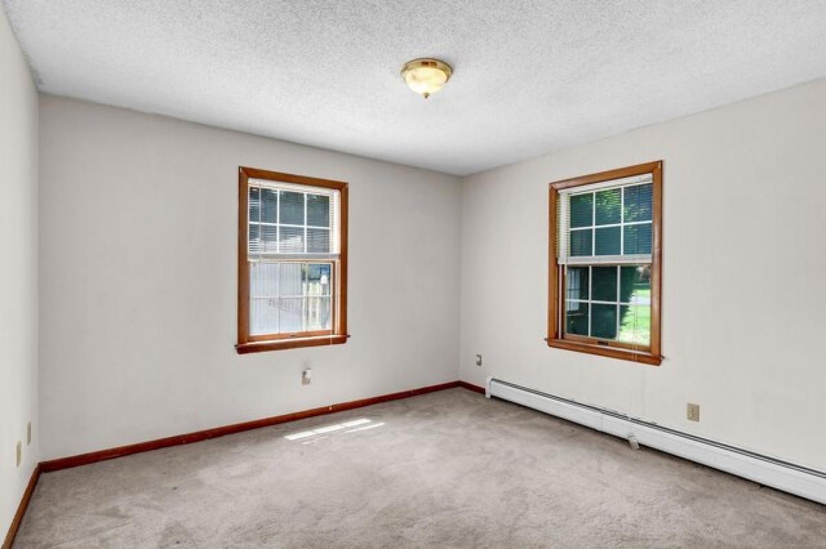 Picture of Home For Sale in Bristol, Connecticut, United States