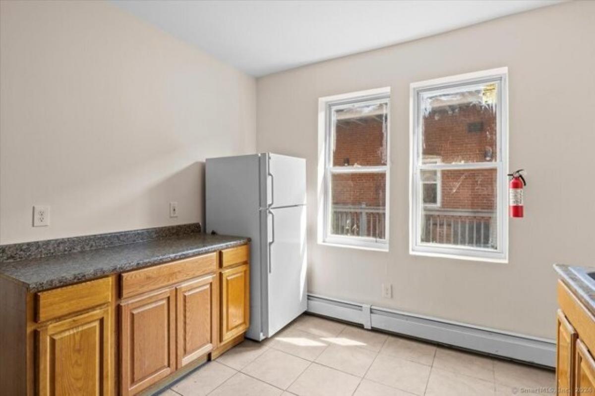 Picture of Home For Sale in Hartford, Connecticut, United States