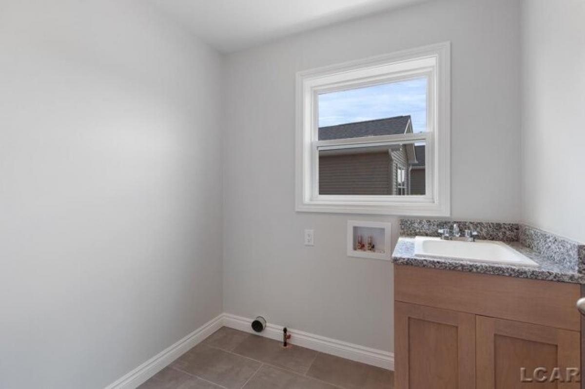 Picture of Home For Sale in Adrian, Michigan, United States