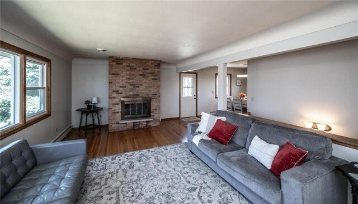 Picture of Home For Sale in Burnsville, Minnesota, United States