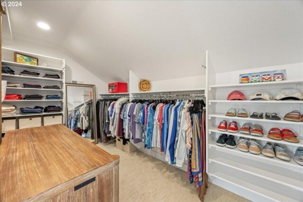 Picture of Home For Sale in Lake Oswego, Oregon, United States