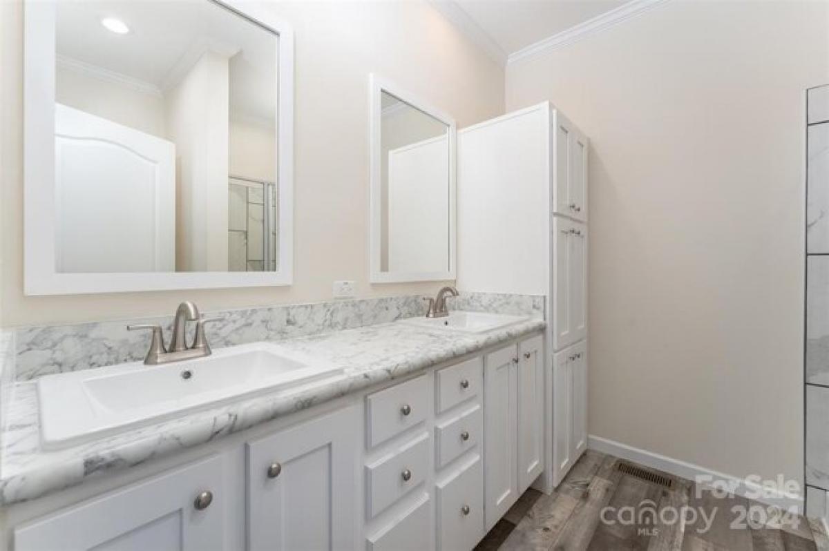 Picture of Home For Sale in Asheville, North Carolina, United States