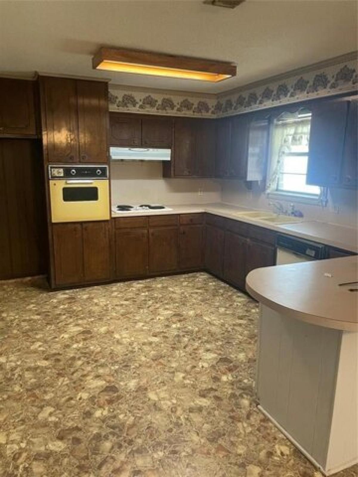 Picture of Home For Sale in Broken Bow, Oklahoma, United States