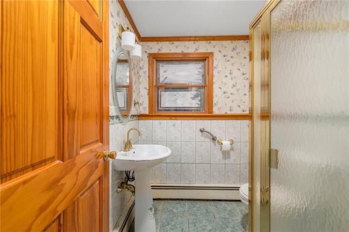 Picture of Home For Sale in Warwick, Rhode Island, United States