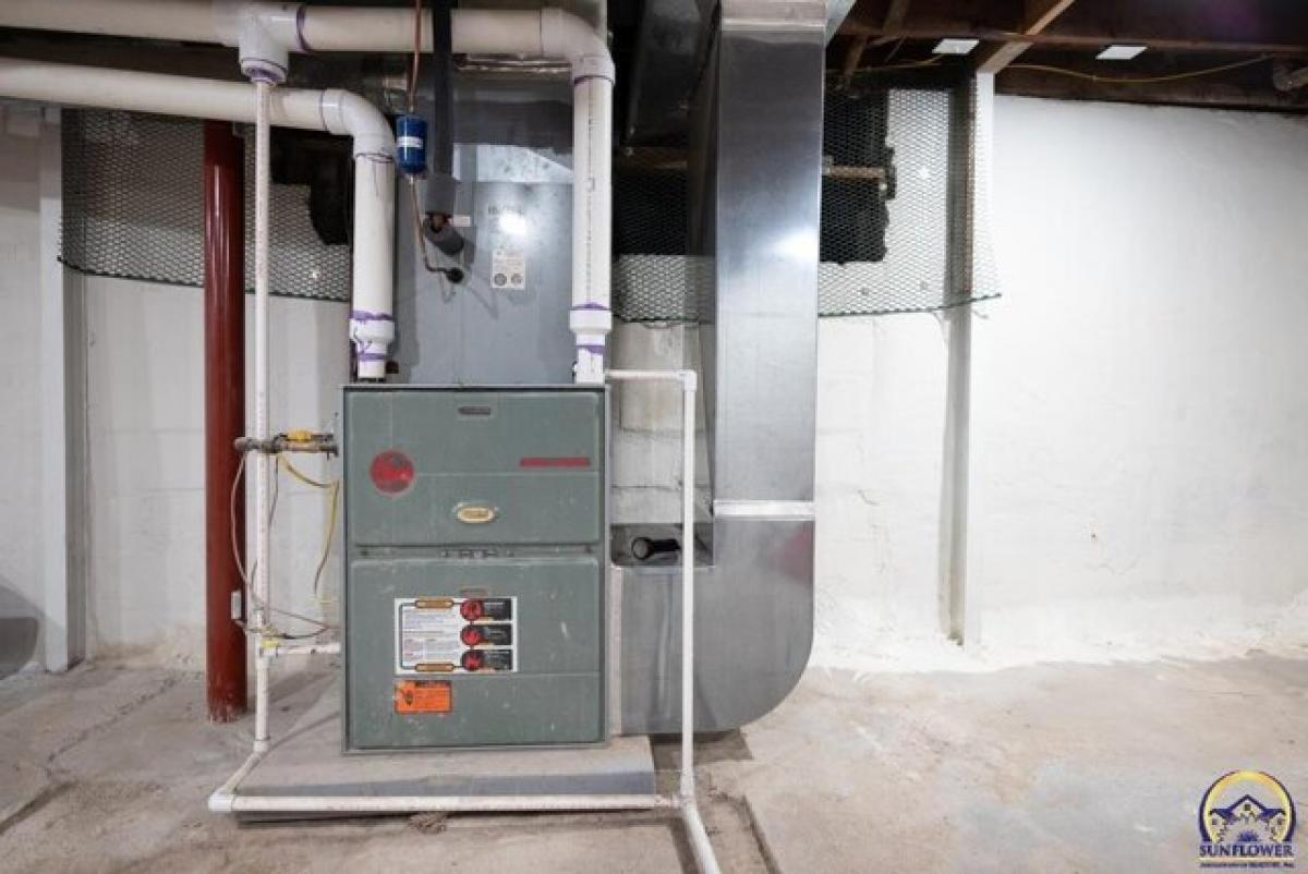 Picture of Home For Sale in Topeka, Kansas, United States