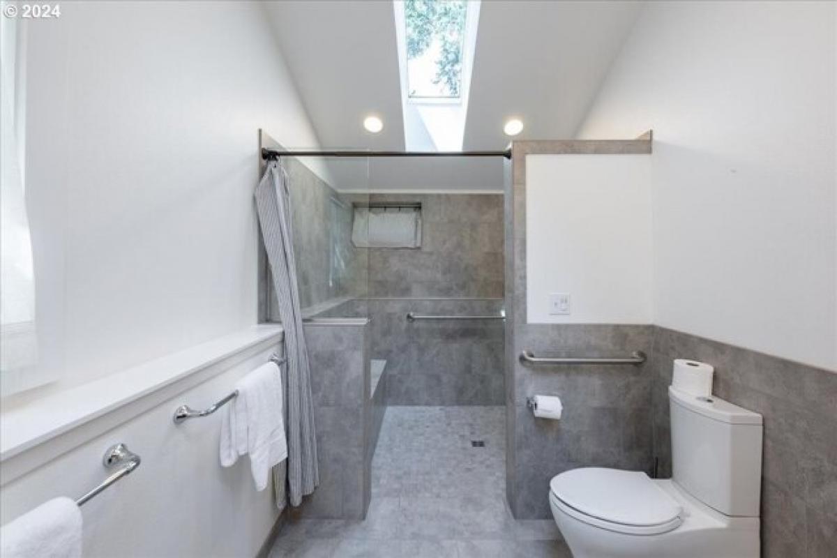 Picture of Home For Sale in Eugene, Oregon, United States