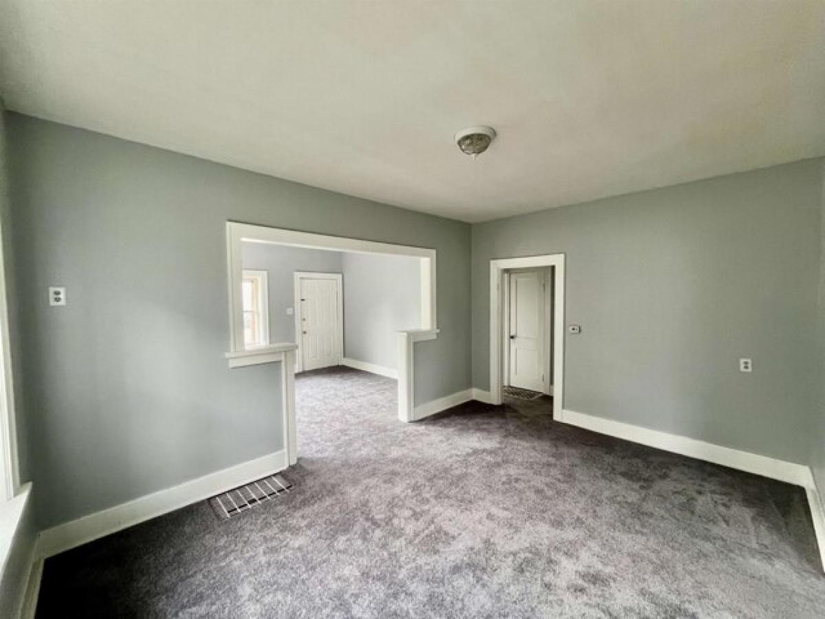 Picture of Home For Sale in Mishawaka, Indiana, United States