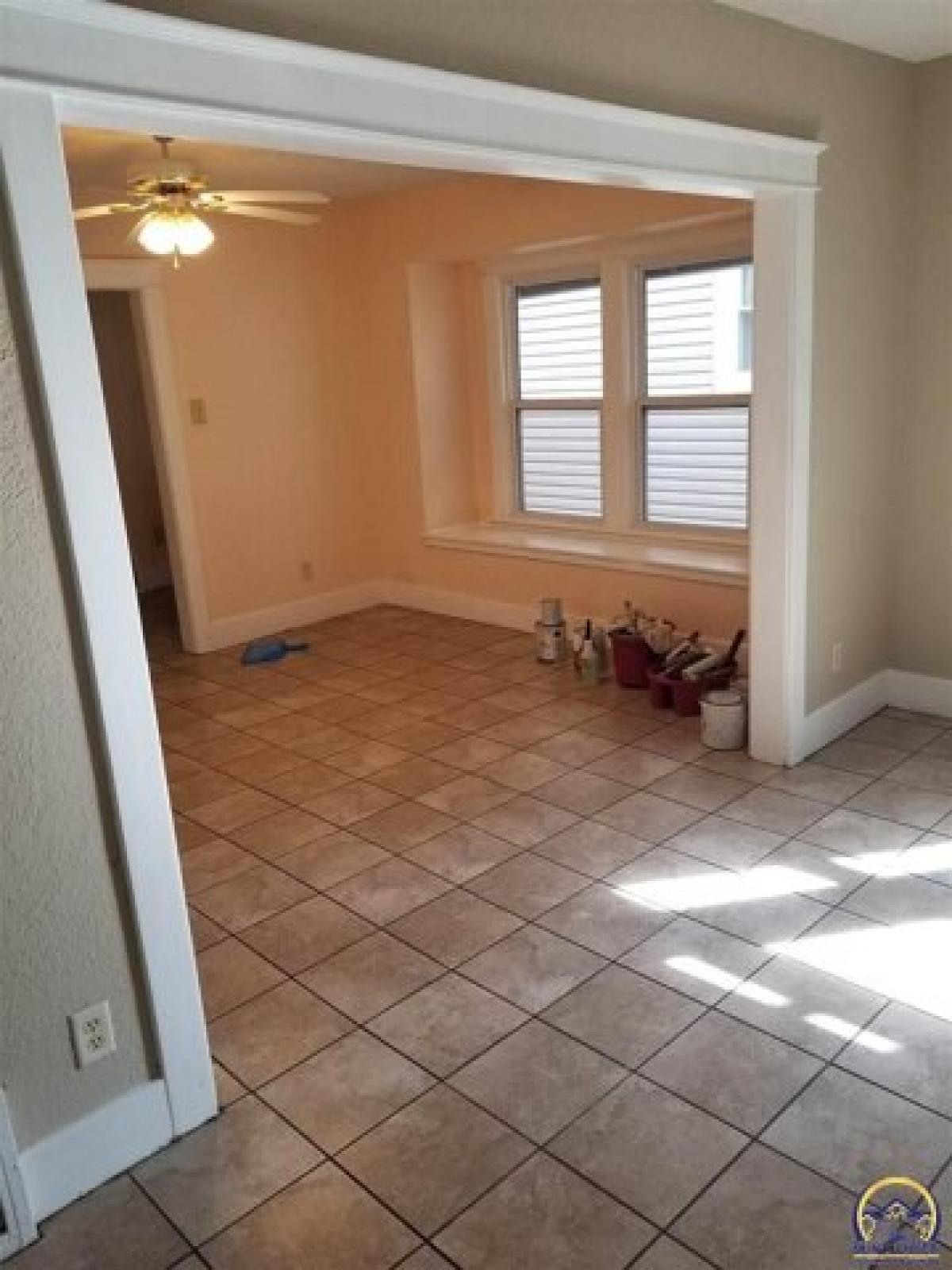 Picture of Home For Sale in Topeka, Kansas, United States