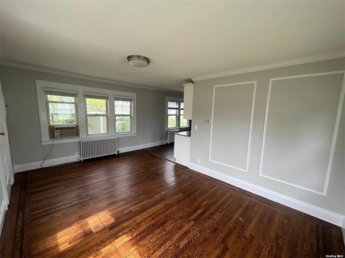 Picture of Home For Sale in Lindenhurst, New York, United States