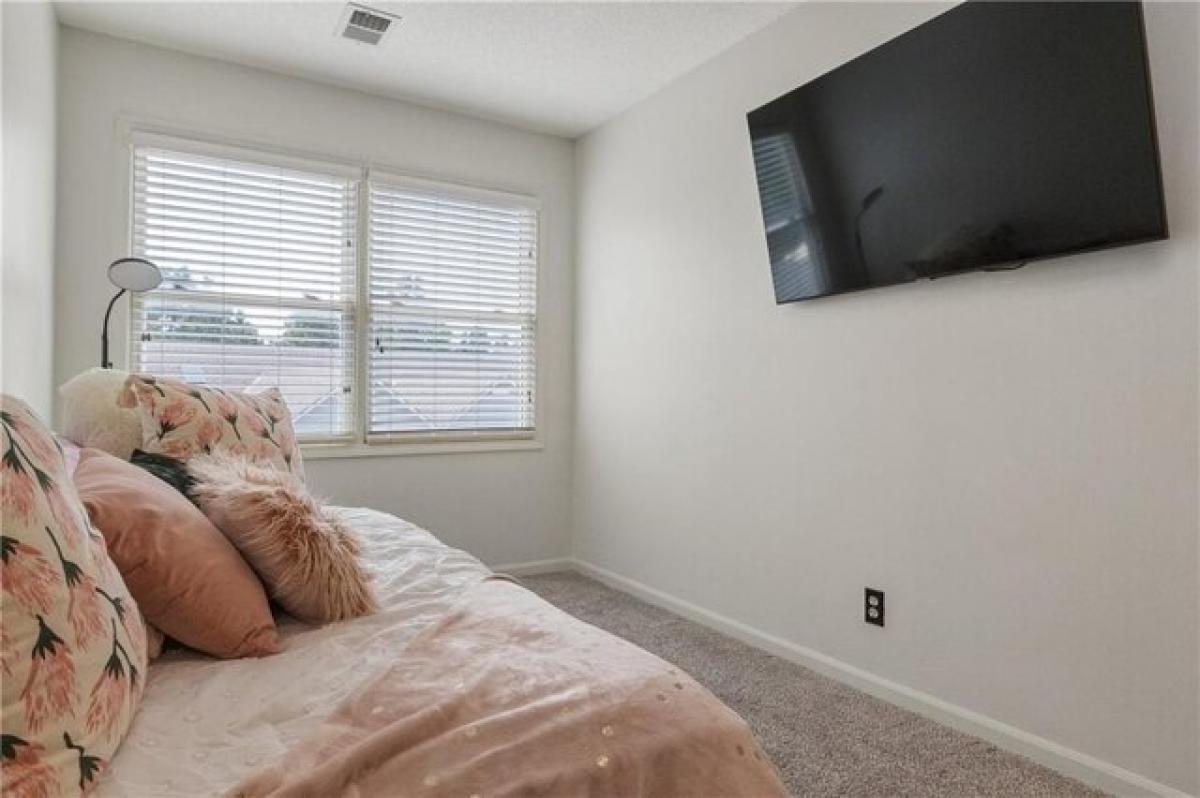 Picture of Home For Sale in Overland Park, Kansas, United States