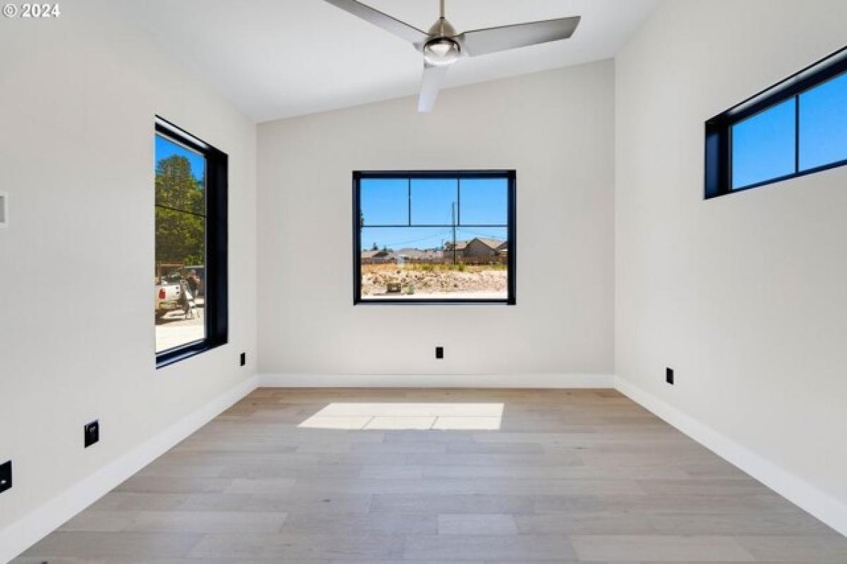 Picture of Home For Sale in Coos Bay, Oregon, United States