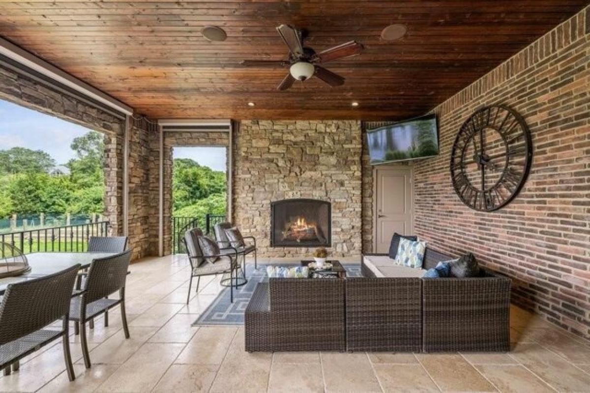 Picture of Home For Sale in West Des Moines, Iowa, United States