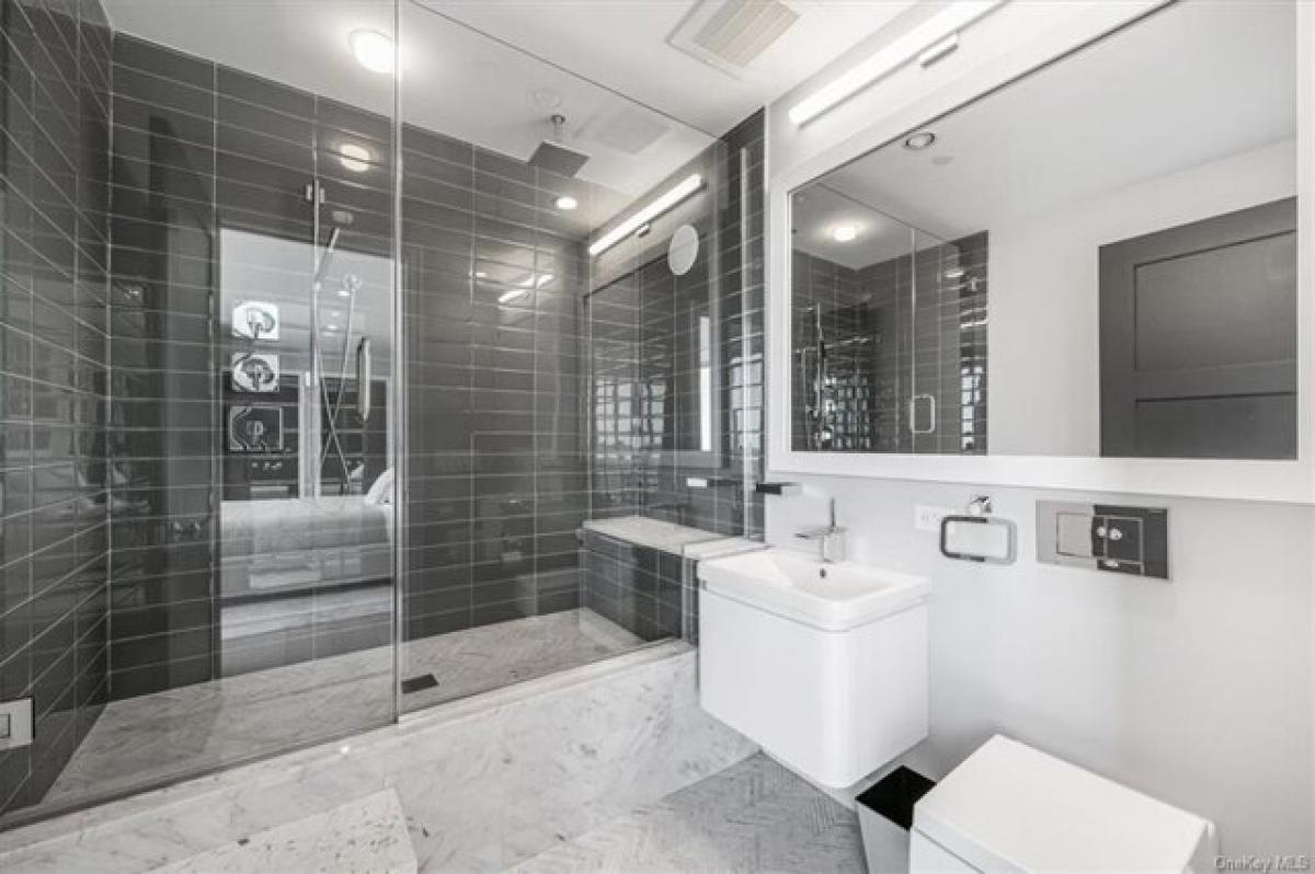 Picture of Home For Sale in White Plains, New York, United States