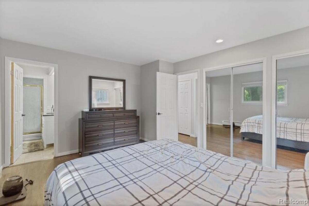 Picture of Home For Sale in Clinton Township, Michigan, United States