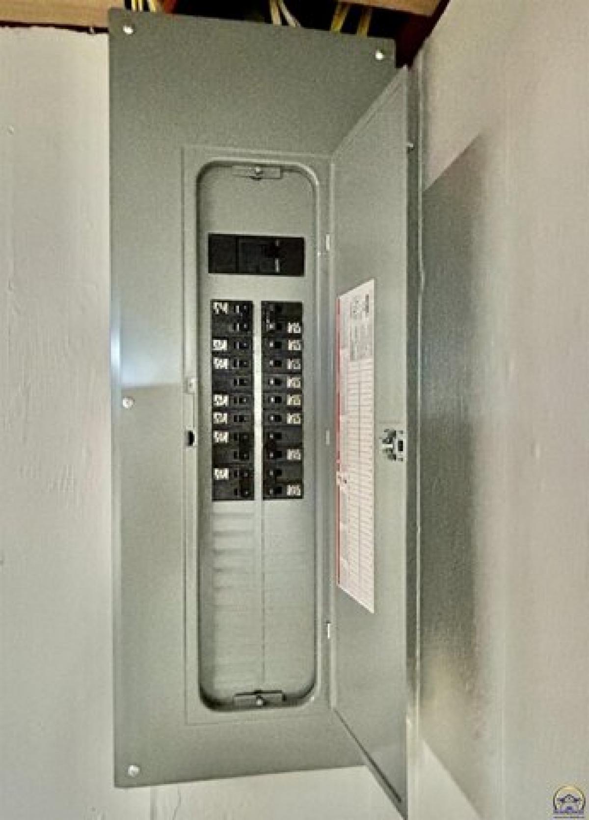 Picture of Home For Sale in Topeka, Kansas, United States