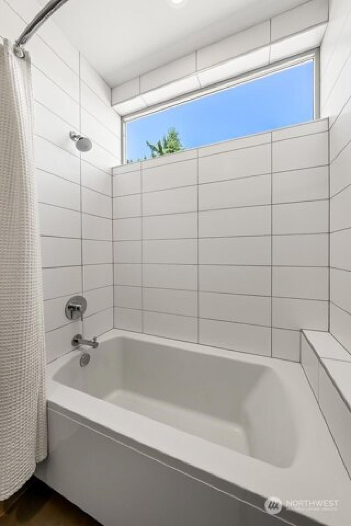 Picture of Home For Sale in Seattle, Washington, United States