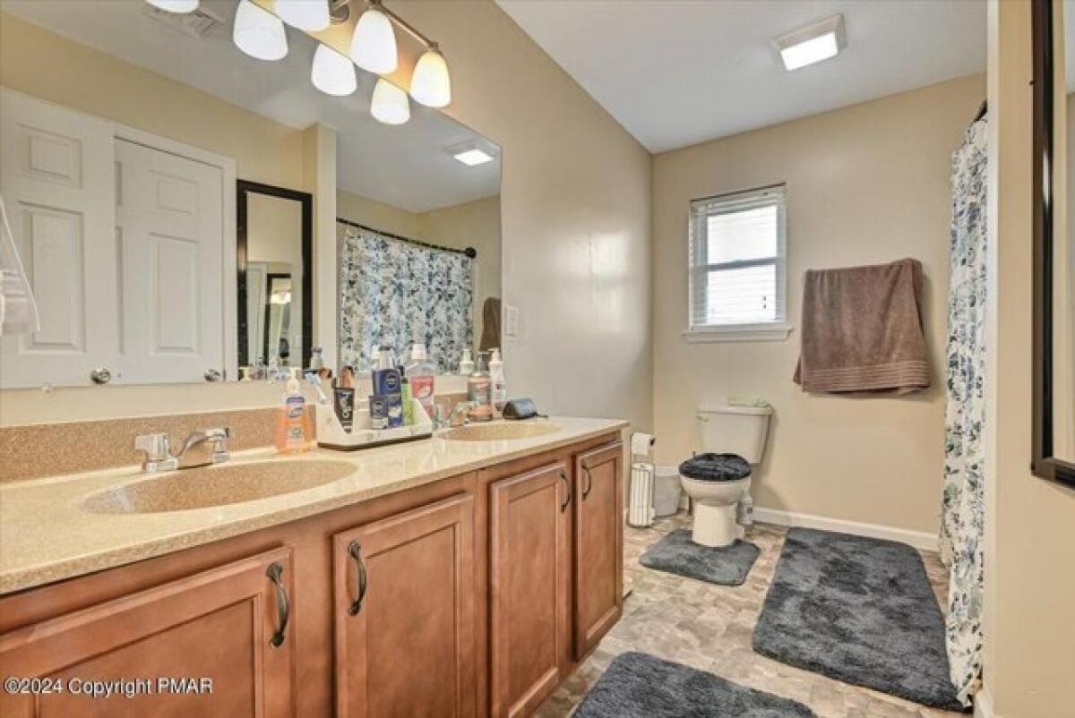 Picture of Home For Sale in East Stroudsburg, Pennsylvania, United States