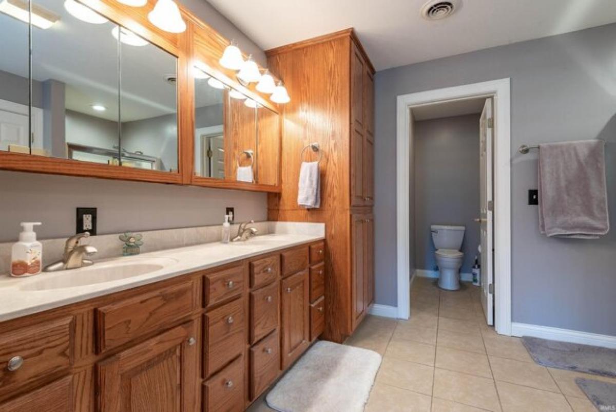 Picture of Home For Sale in Bedford, Indiana, United States