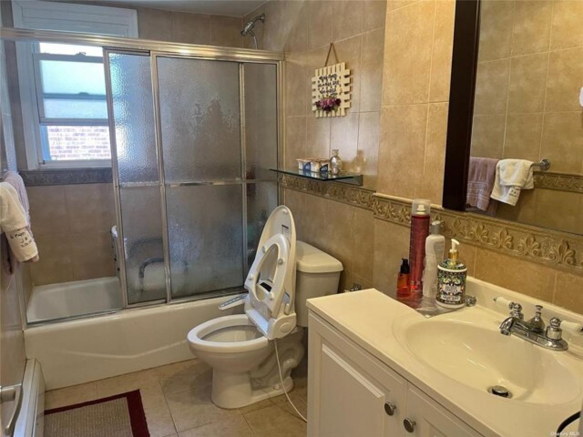 Picture of Home For Sale in Flushing, New York, United States