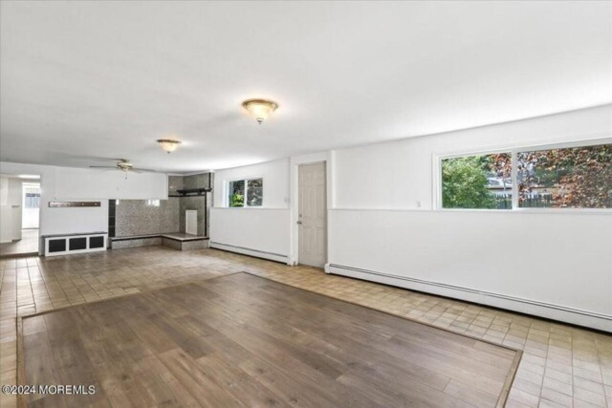 Picture of Home For Sale in Toms River, New Jersey, United States