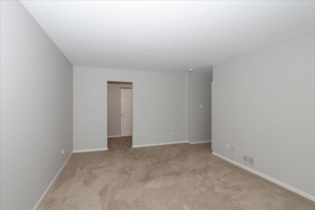 Picture of Home For Sale in Schaumburg, Illinois, United States