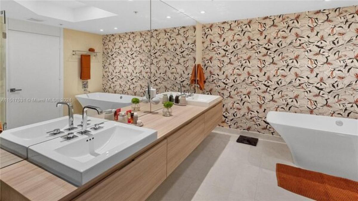 Picture of Home For Sale in North Miami Beach, Florida, United States