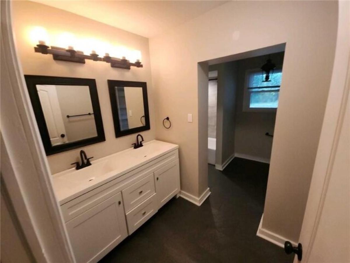 Picture of Home For Sale in Pittsburgh, Pennsylvania, United States