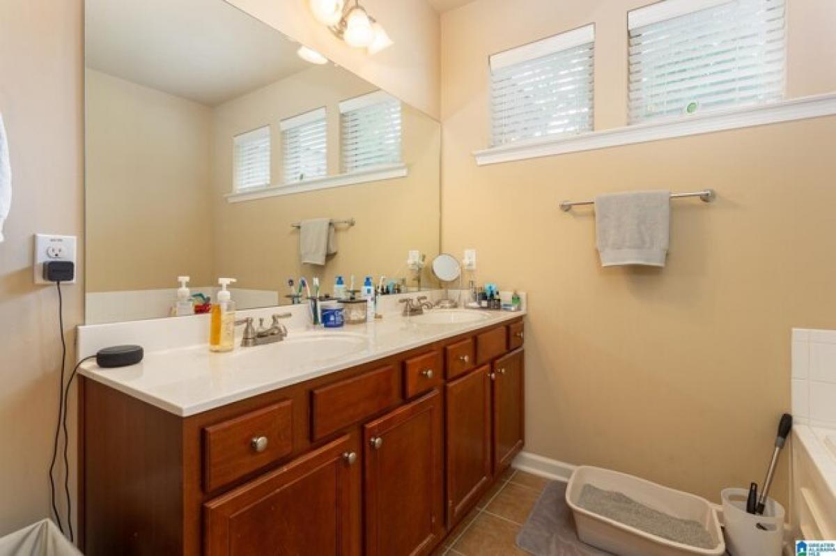 Picture of Home For Sale in Oxford, Alabama, United States