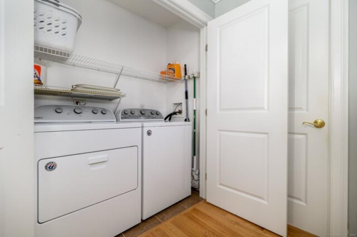 Picture of Home For Sale in Stratford, Connecticut, United States