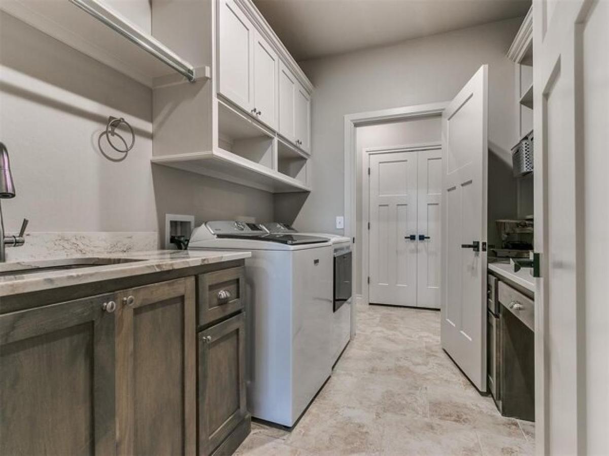 Picture of Home For Sale in Edmond, Oklahoma, United States