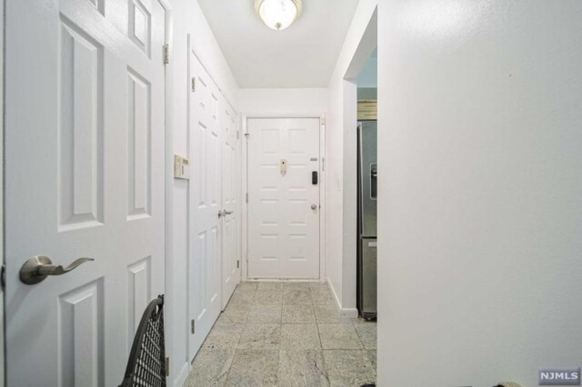 Picture of Home For Sale in Fort Lee, New Jersey, United States