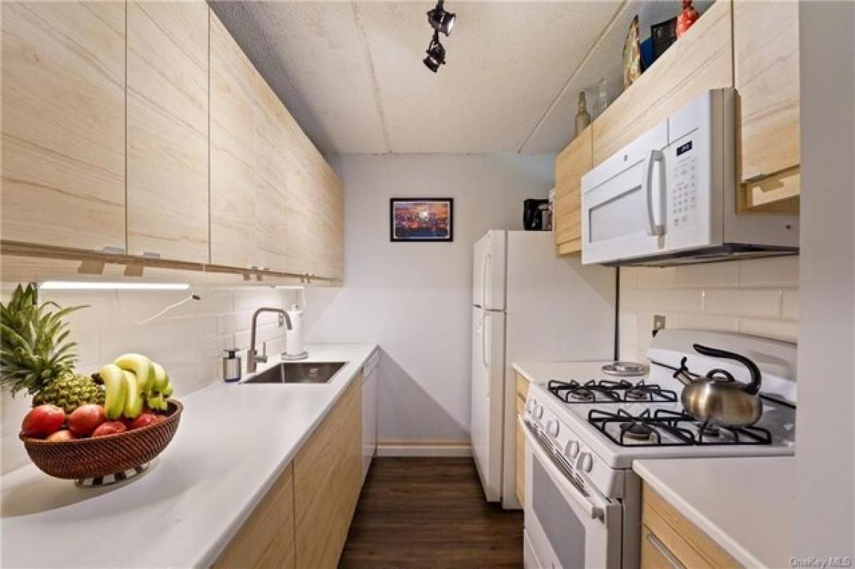 Picture of Home For Sale in Yonkers, New York, United States