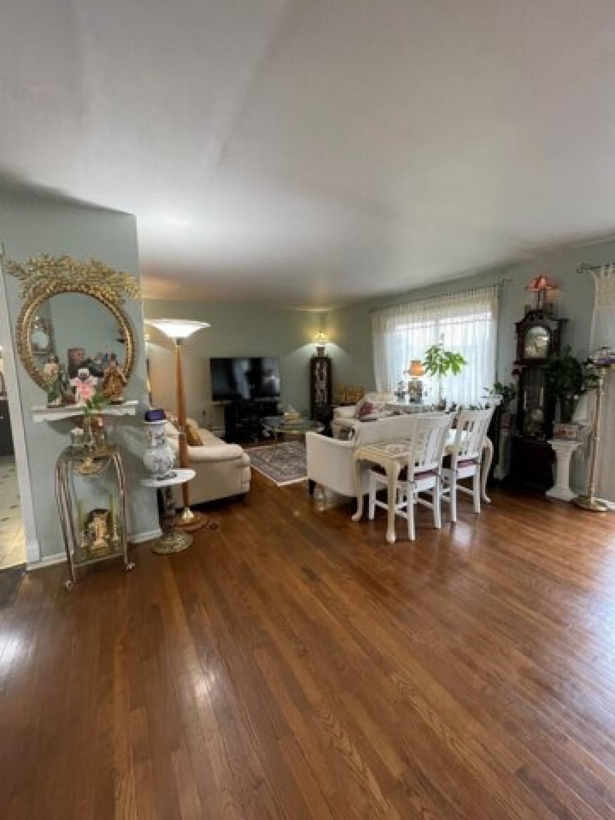 Picture of Home For Sale in Des Plaines, Illinois, United States