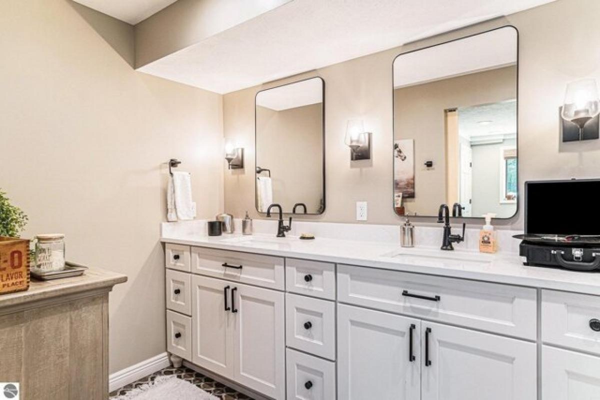 Picture of Home For Sale in Williamsburg, Michigan, United States