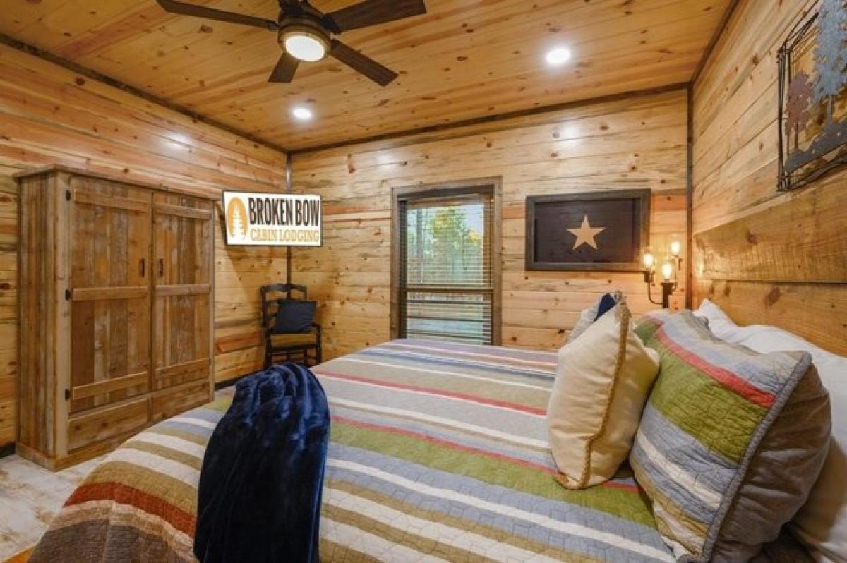 Picture of Home For Sale in Broken Bow, Oklahoma, United States