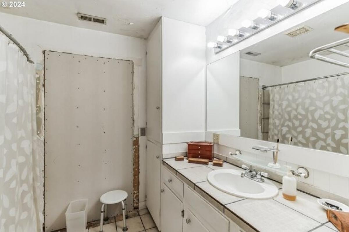 Picture of Home For Sale in Corvallis, Oregon, United States