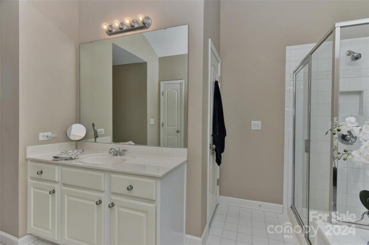 Picture of Home For Sale in Matthews, North Carolina, United States