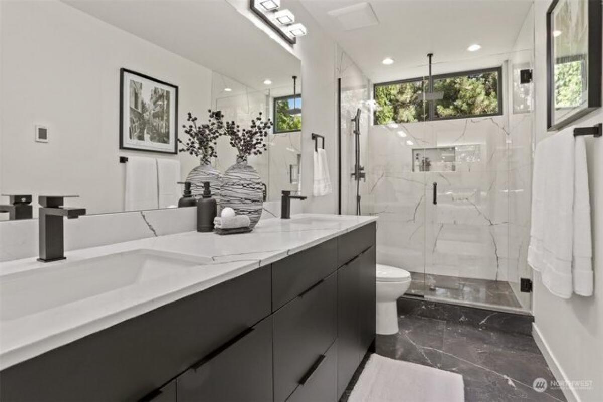 Picture of Home For Sale in Seattle, Washington, United States