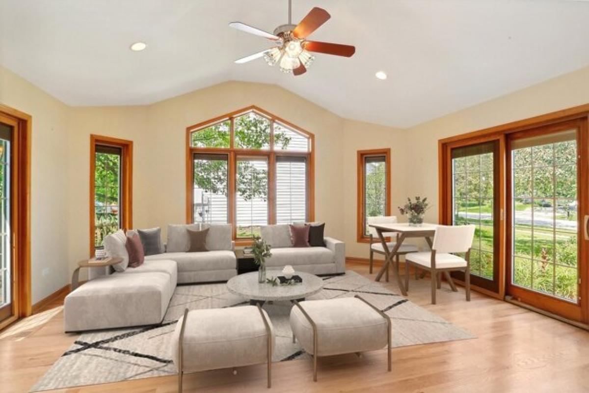 Picture of Home For Sale in Naperville, Illinois, United States